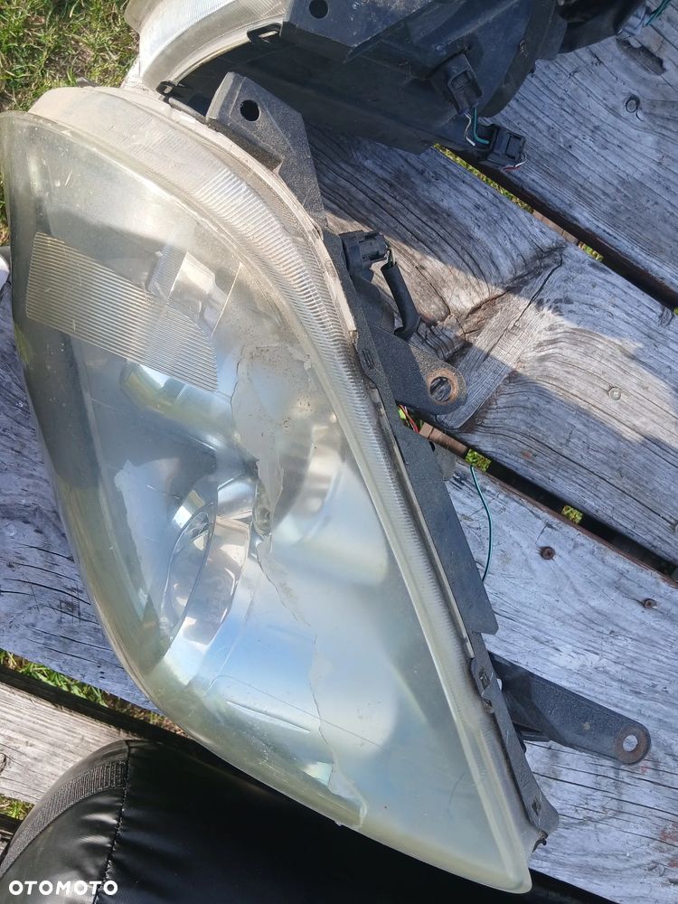 lampy przód toyota avensis T 25 T25 - 4