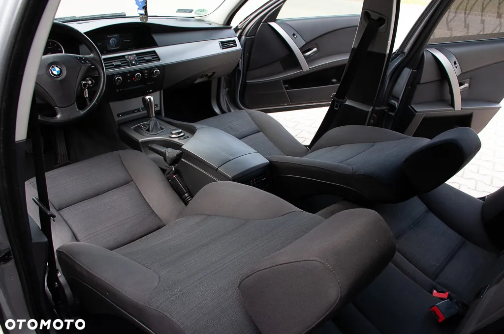BMW Seria 5 525i Touring - 27