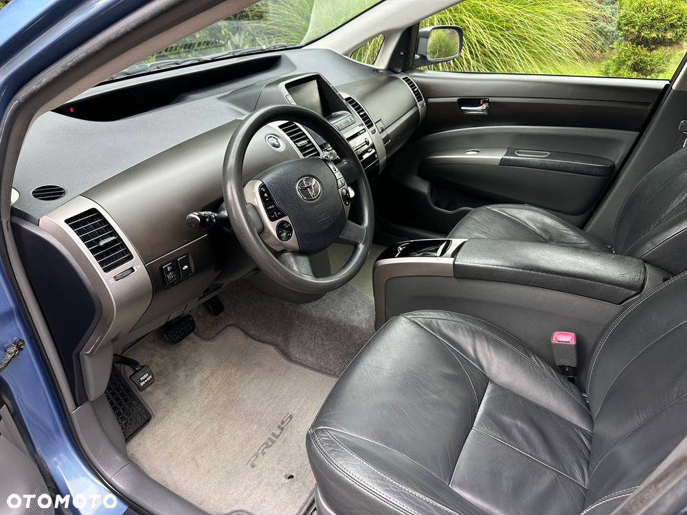 Toyota Prius (Hybrid) Executive - 8