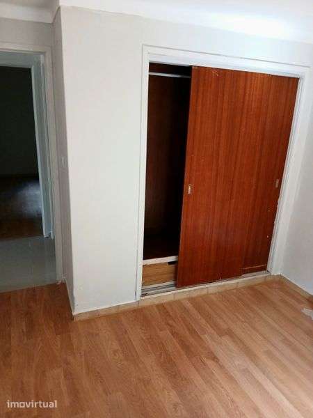 Alugo andar de moradia t2 com 1300 quadrados de terreno - Grande imagem: 5/8