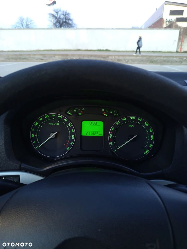 Skoda Octavia 1.6 FSI Ambiente - 12