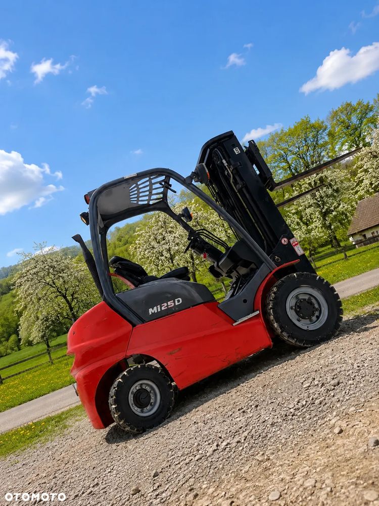 Manitou MI25D Wózek Widłowy 2,5 tony. Posuw Hydrauliczny. Maszt triplex. Wolny skok! Wysokość Podnoszenia 5 metrów. Jak nowy z Salonu. Pochodzi z Norweskiego Gospodarstwa! Aktualne przeglądy DEKRA i serwisy! Opony jak Nowe. Silnik Yanmar. Małe gabarety bardzo zwrotna maszyna! Zero luzów wycieków i zniszczeń. OKAZJA. Pełny ORYGINAŁ! Rok Prod. 2014. Niski przebieg 3300mtg - 9