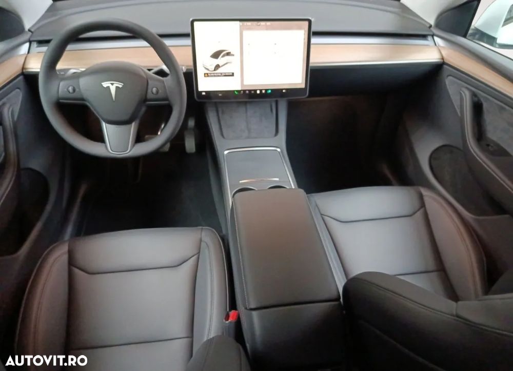 Tesla Model Y - 8