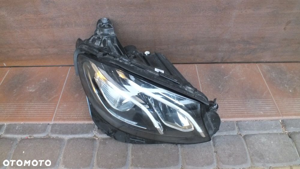 Lampa pprzednia Prawa Mercedes W2139067806KZ - 2