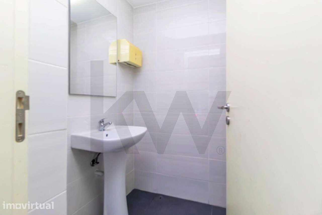 MORADIA T4 DE 4 FRENTES EXCLUSIVO COM LOTE DE 600M² E ESPAÇO COMERCIAL - Grande imagem: 5/19