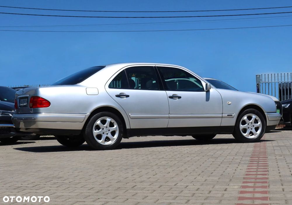 Mercedes-Benz Klasa E 240 Elegance - 37