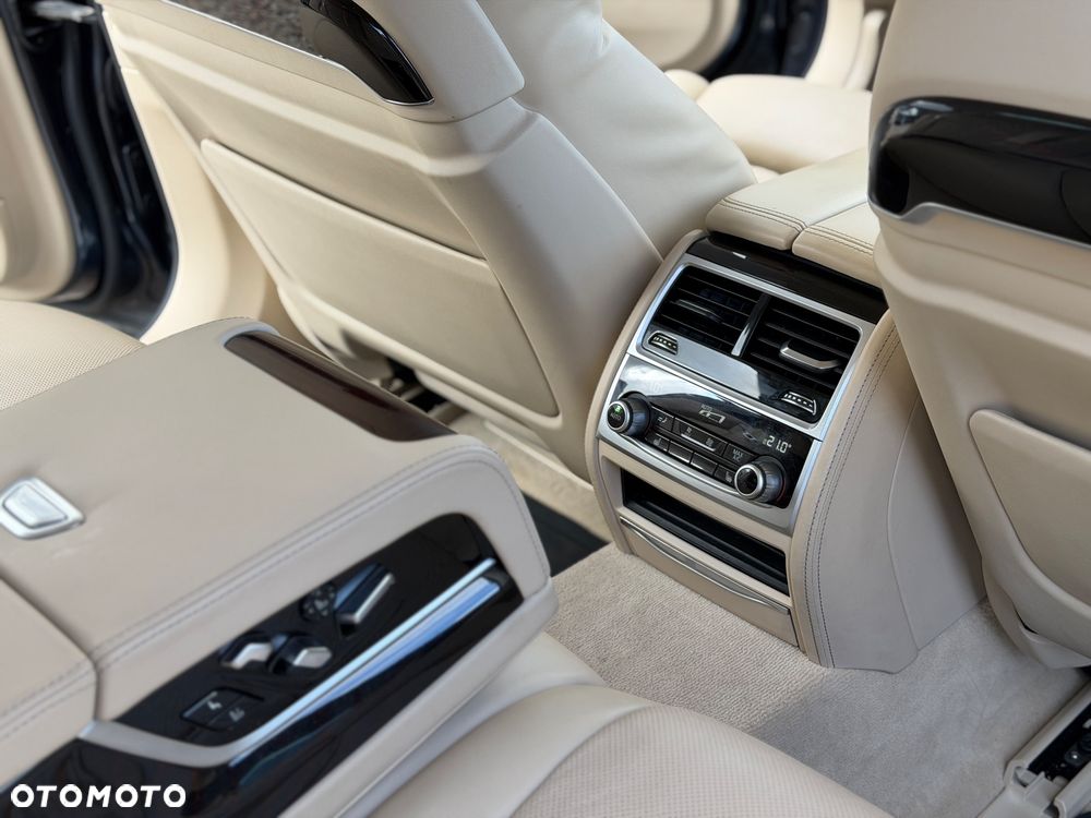 BMW Seria 7 750i xDrive - 26