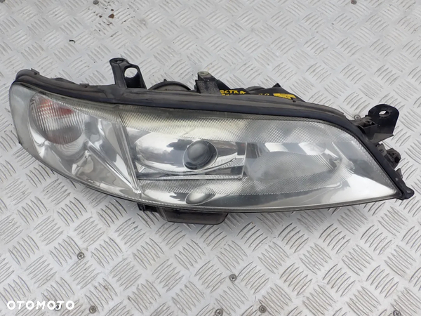 LAMPA PRAWY PRZÓD REFLEKTOR XENON OPEL VECTRA BRADOM