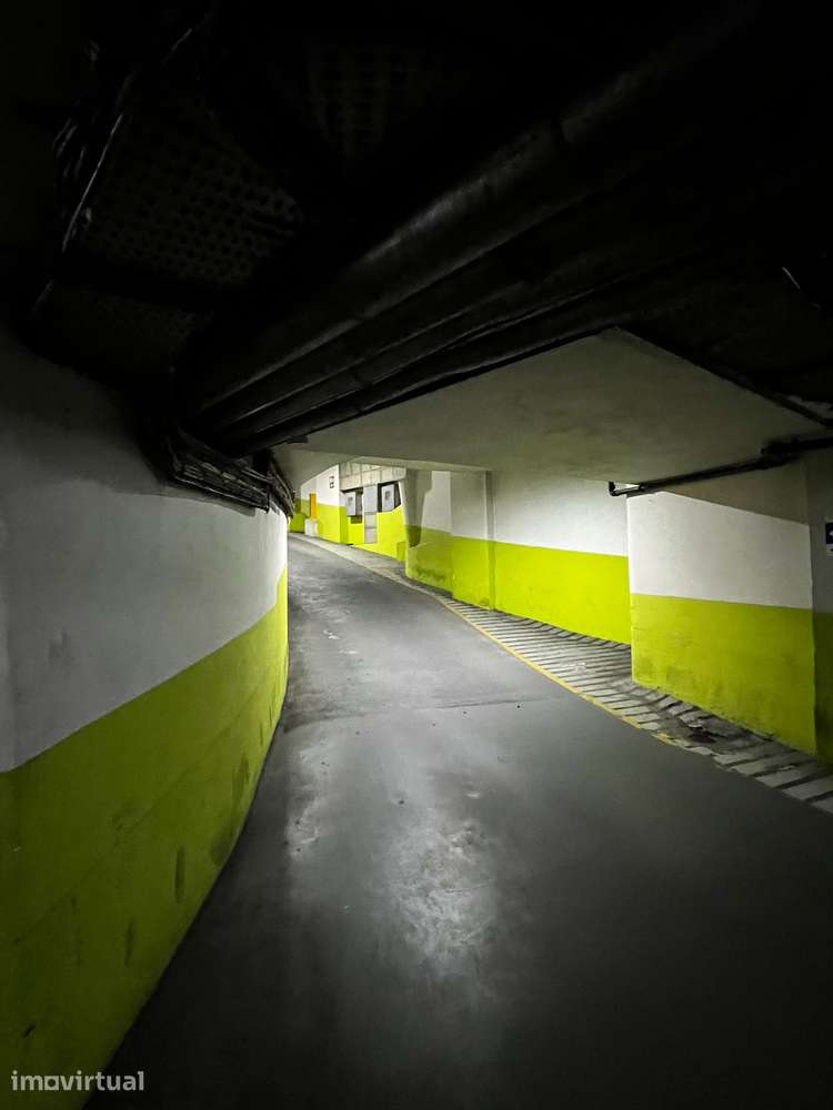 Excelente e espaçosa arrecadação no Espaço Chiado - Grande imagem: 3/4