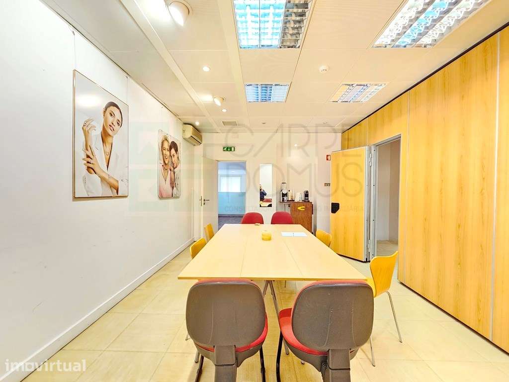 Espaçoso e funcional escritório com 600m2, em Carnaxide, Oeiras - Grande imagem: 2/60