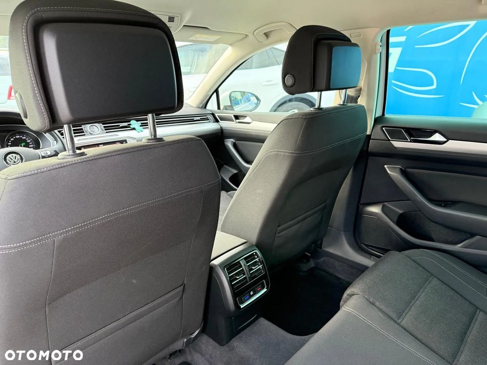 Volkswagen Passat Variant 1.6 TDI SCR DSG - 13