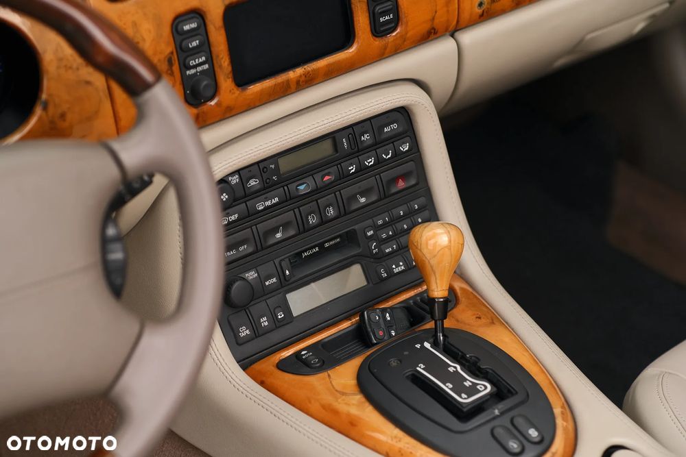 Jaguar XK8 - 22