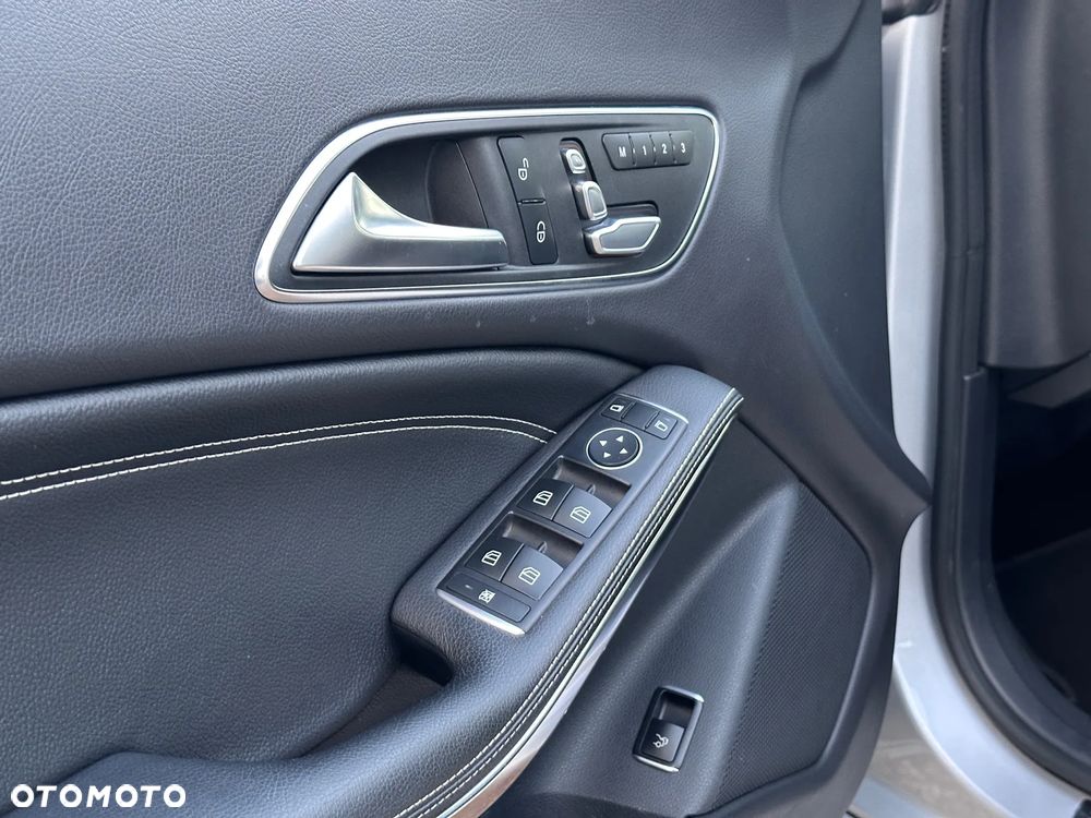 Mercedes-Benz CLA 250 4Matic 7G-DCT Urban - 16