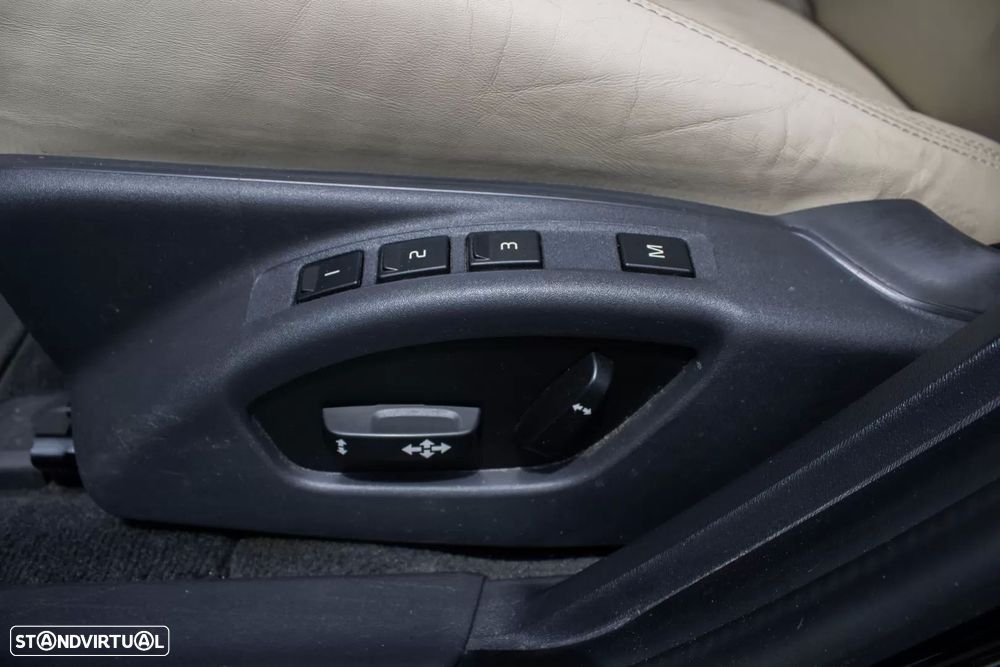 Volvo V60 D6 Plug-In-Hybrid AWD Geartronic Momentum — fotografia 14