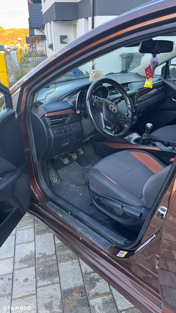 Toyota Avensis 1.6 D-4D Premium - 5