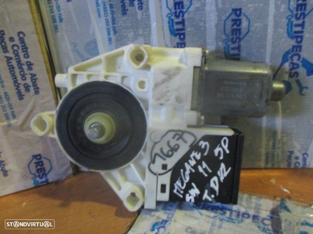 Motor Elevador Vidro 827306548R RENAULT MEGANE 3 SW 2011 TD RENAULT MEGANE 3 FASE 3 2015 1.5DCI 110CV 5P PRETO T DRT RENAULT MEGANE 3 FASE 1 2011 1.9DCI 130CV 5P PRETO T DRT - 1