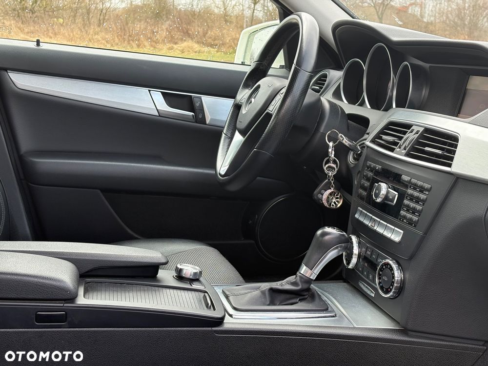 Mercedes-Benz Klasa C 180 CGI Automatik BlueEFFICIENCY Avantgarde - 13