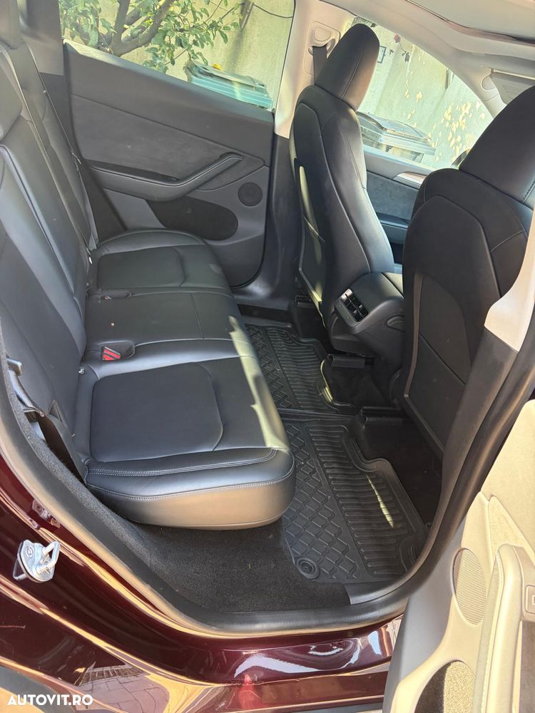 Tesla Model Y - 8