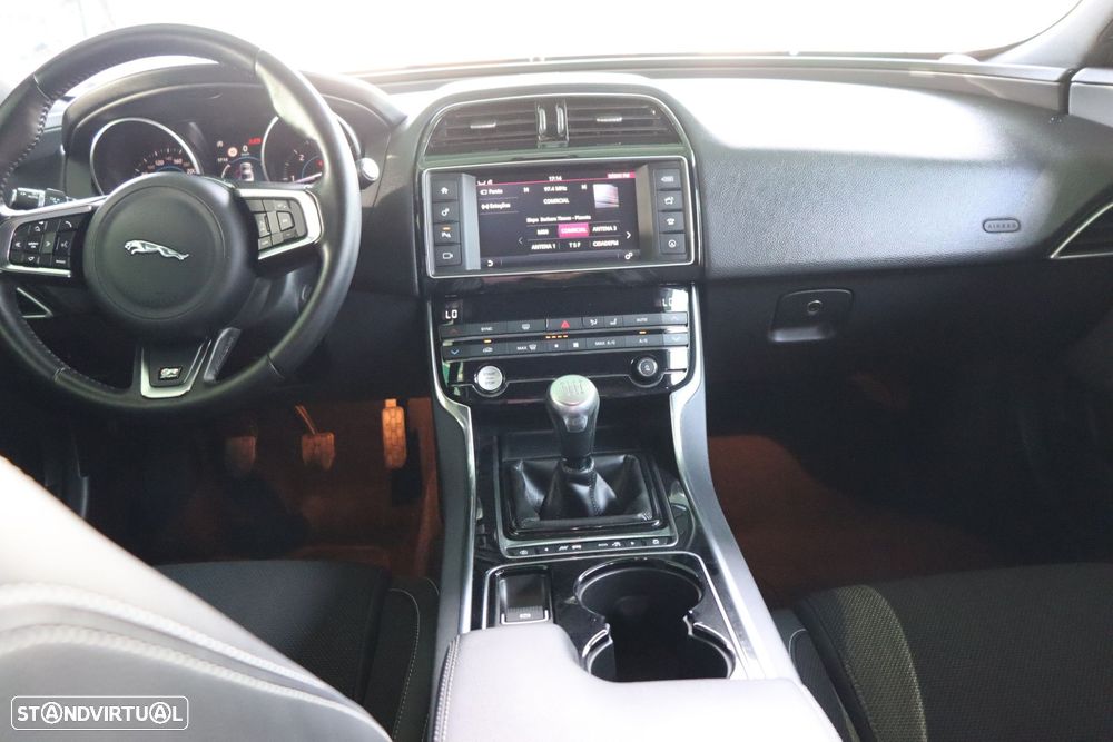 Jaguar XE 2.0 D R-Sport - 12