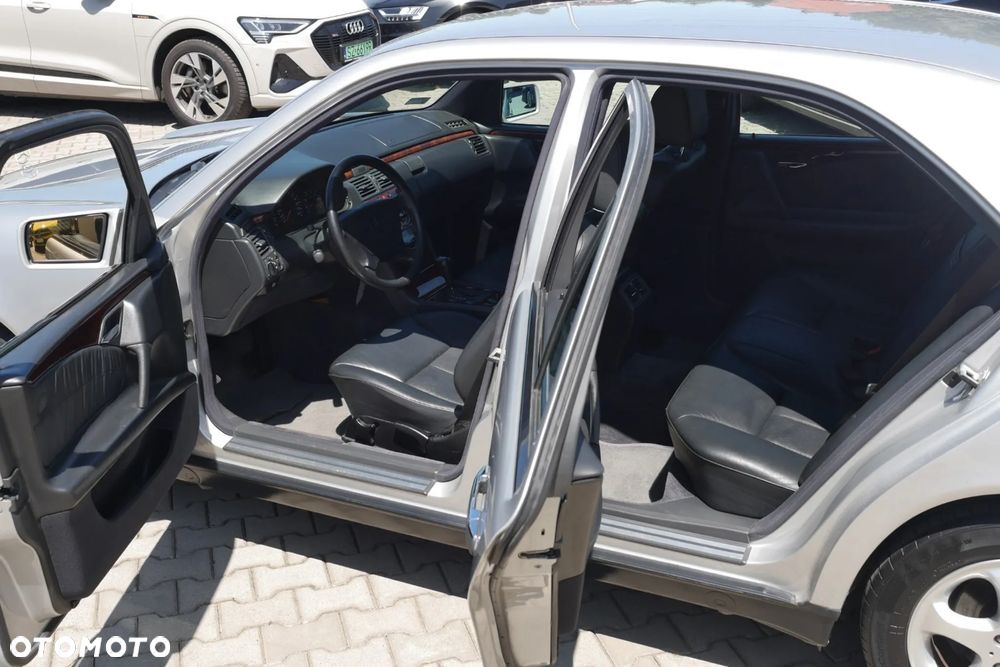 Mercedes-Benz Klasa E 240 Elegance - 12