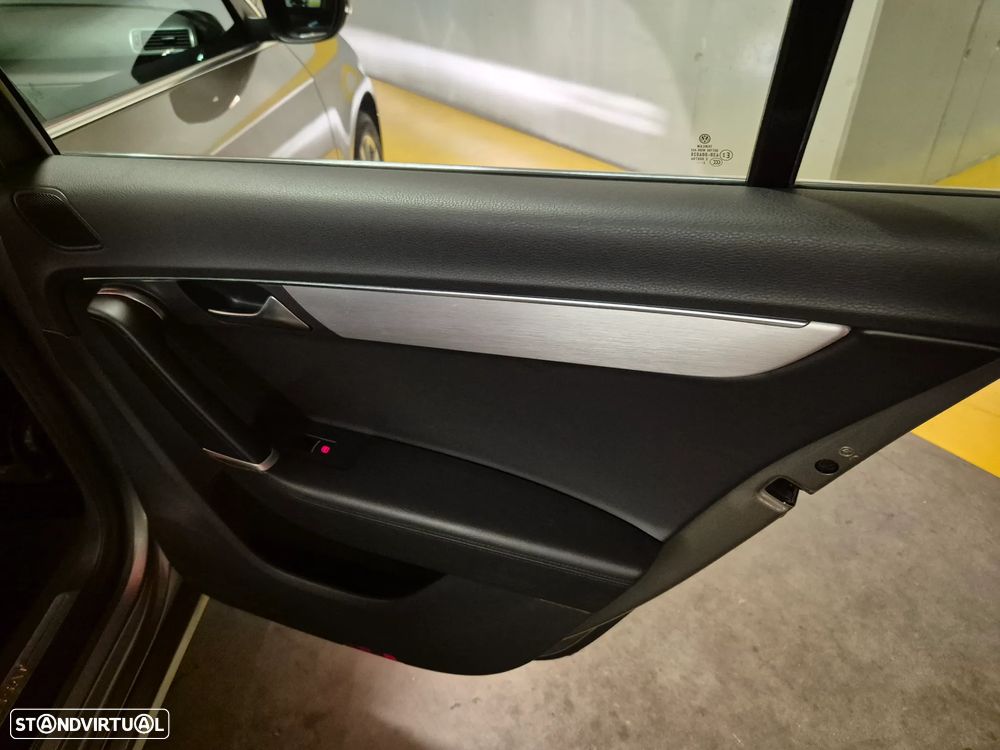 VW Passat 2.0 TDI BlueMotion Highline - 37