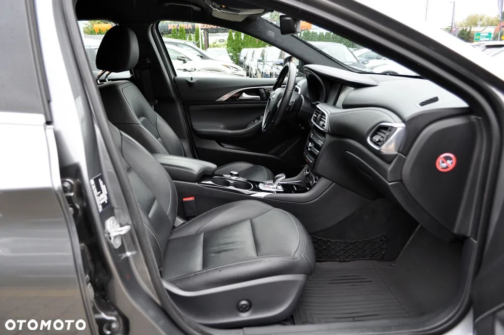 Infiniti Q30 1.6t DCT Premium Tech Cafe Teak - 32