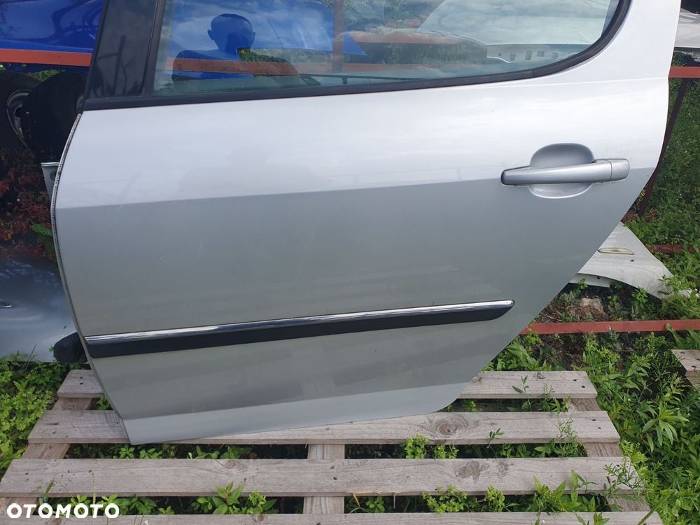 DRZWI LEWE  PRZÓD  PEUGEOT 407  KOD EZRC - 13
