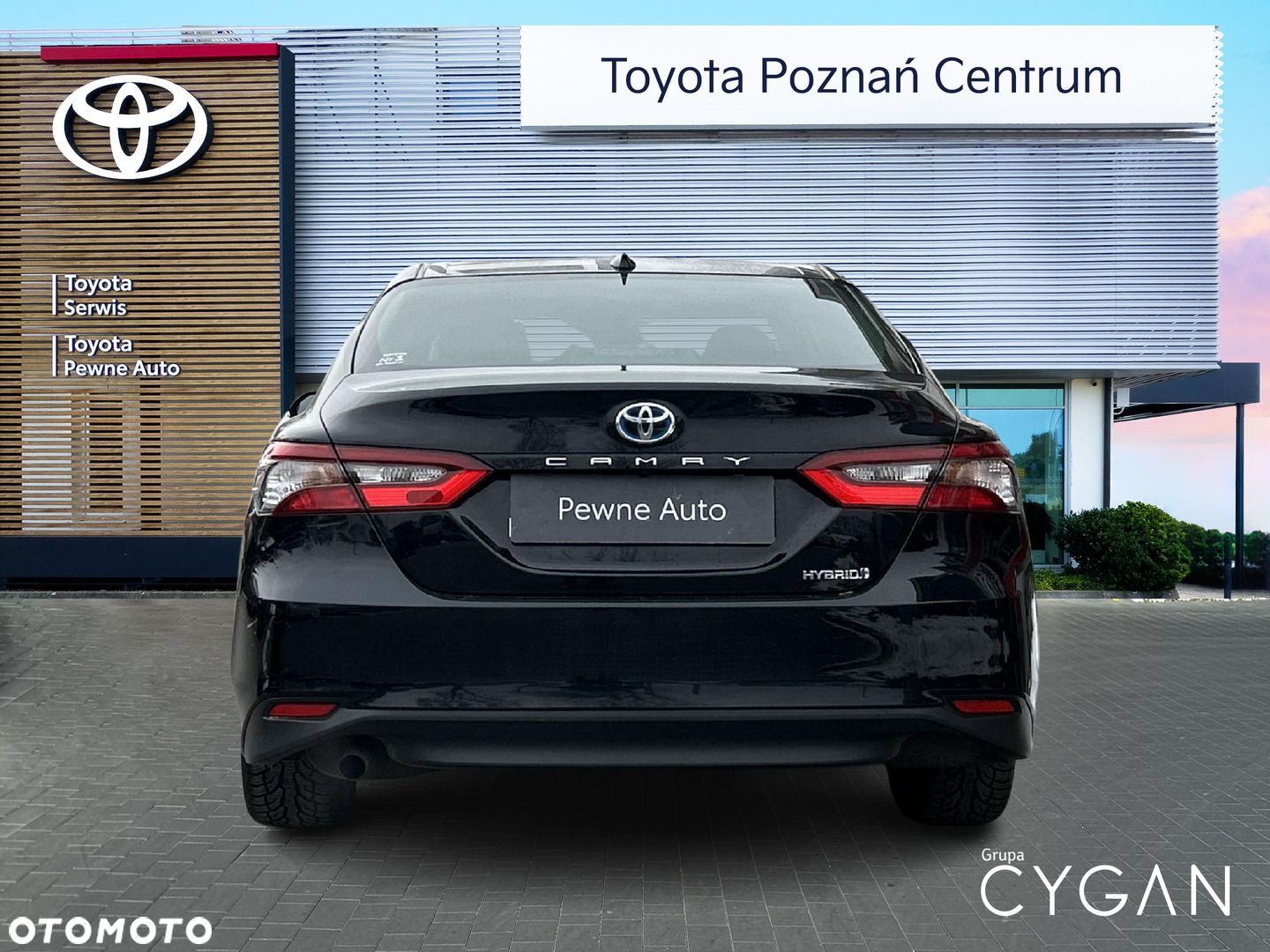 Toyota Camry - 4