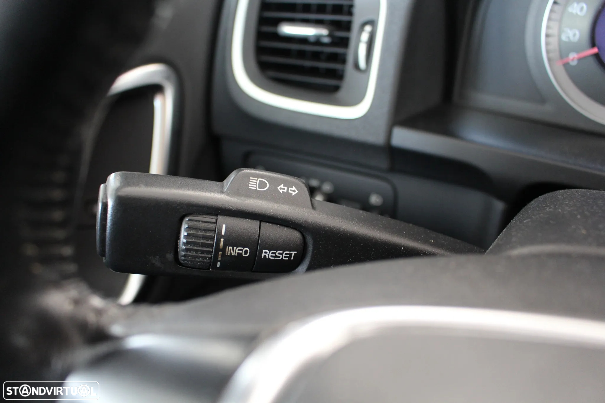 Volvo V60 2.0 D3 Momentum - 19