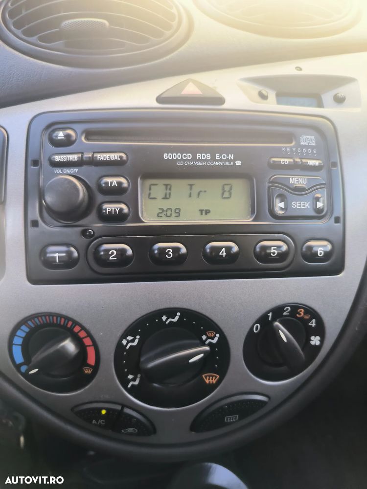 Ford Focus 1.8TDDI Ghia - 5