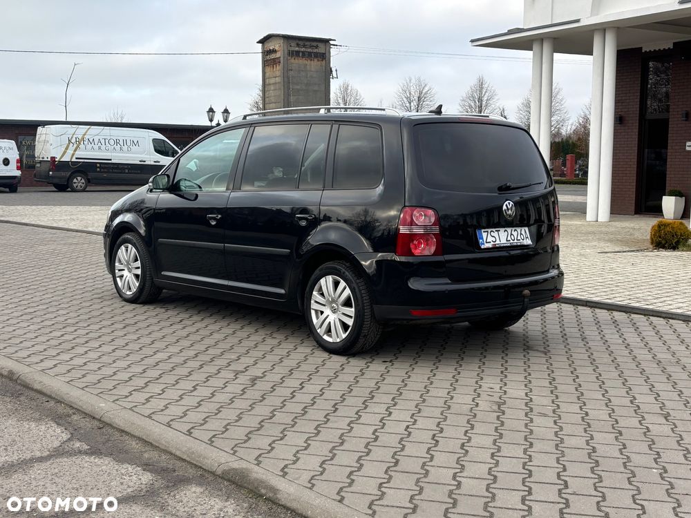 Volkswagen Touran 2.0 TDI DSG Highline - 4