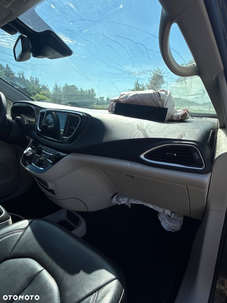 Chrysler Pacifica - 21