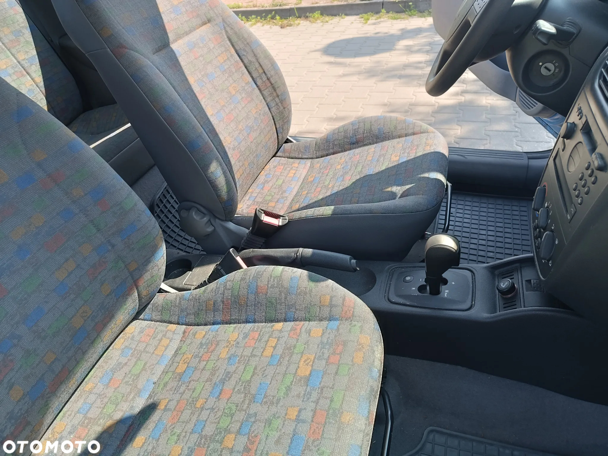Opel Corsa 1.2 16V Comfort Easytronic - 12