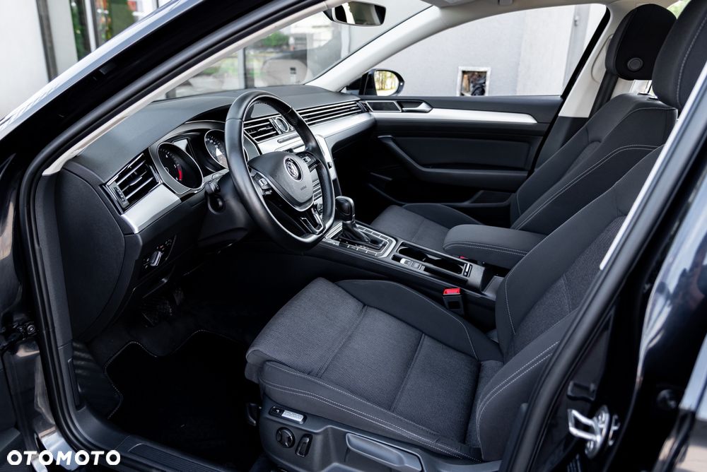 Volkswagen Passat Variant 2.0 TDI SCR DSG Trendline - 16