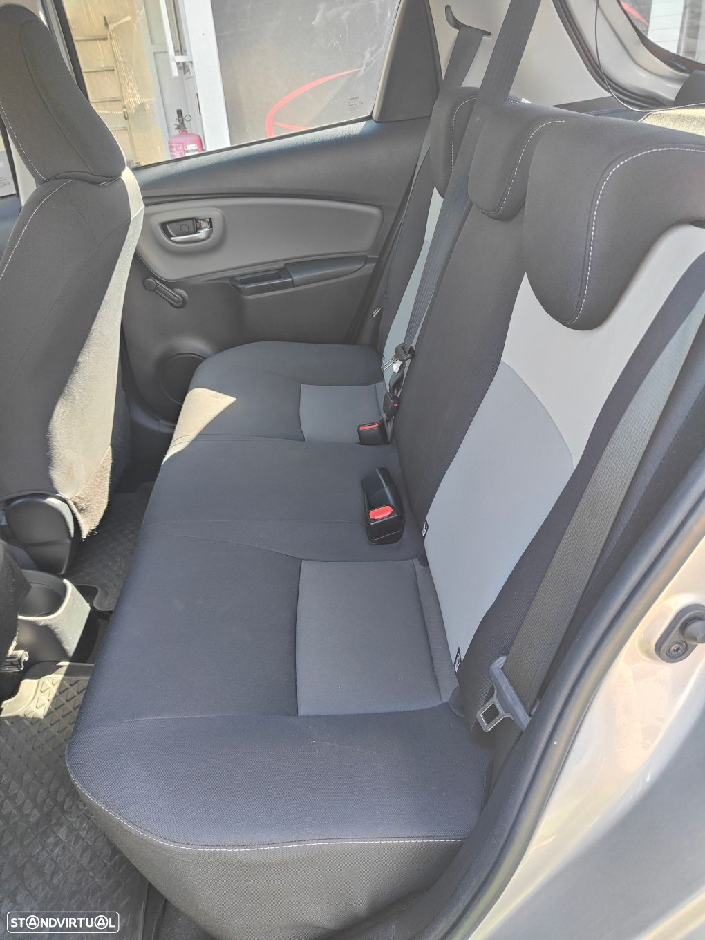 Toyota Yaris 1.0 VVT-i 20 Anos - 9