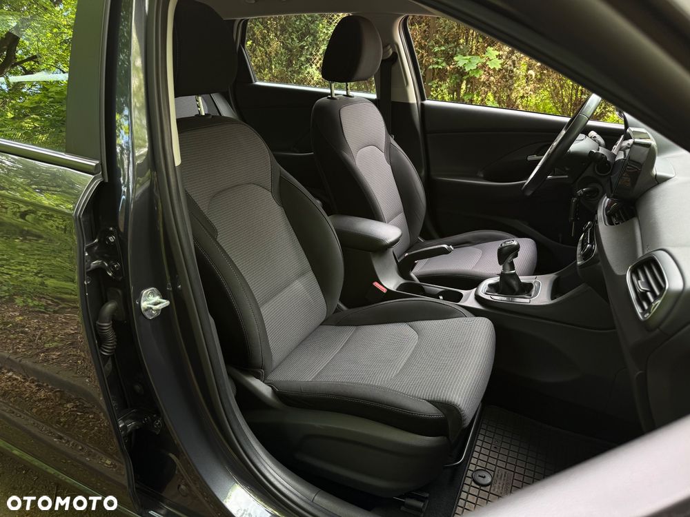 Hyundai i30 1.5 DPI Classic + - 17