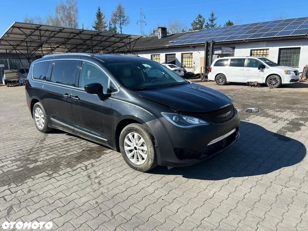 Chrysler Pacifica - 2