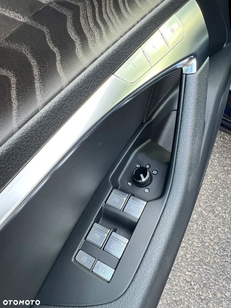 Audi A6 Avant 40 TDI quattro S tronic S line - 13
