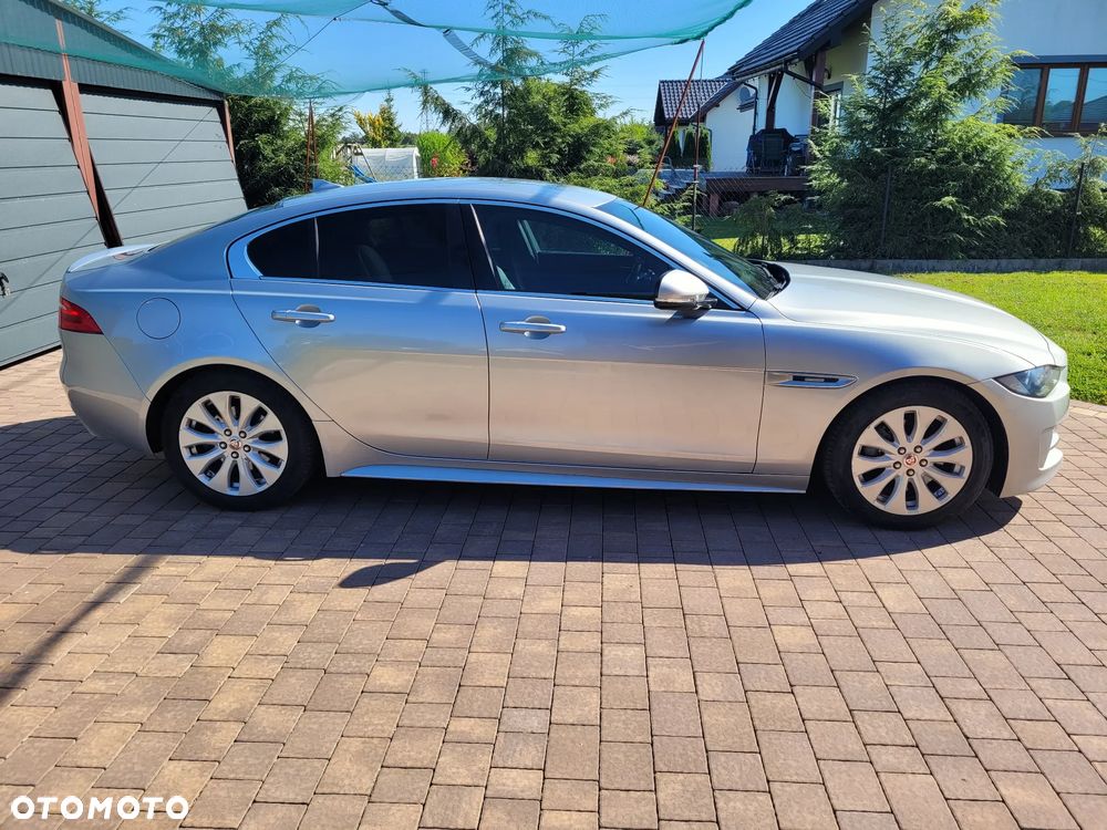 Jaguar XE 2.0 D R-Sport - 6