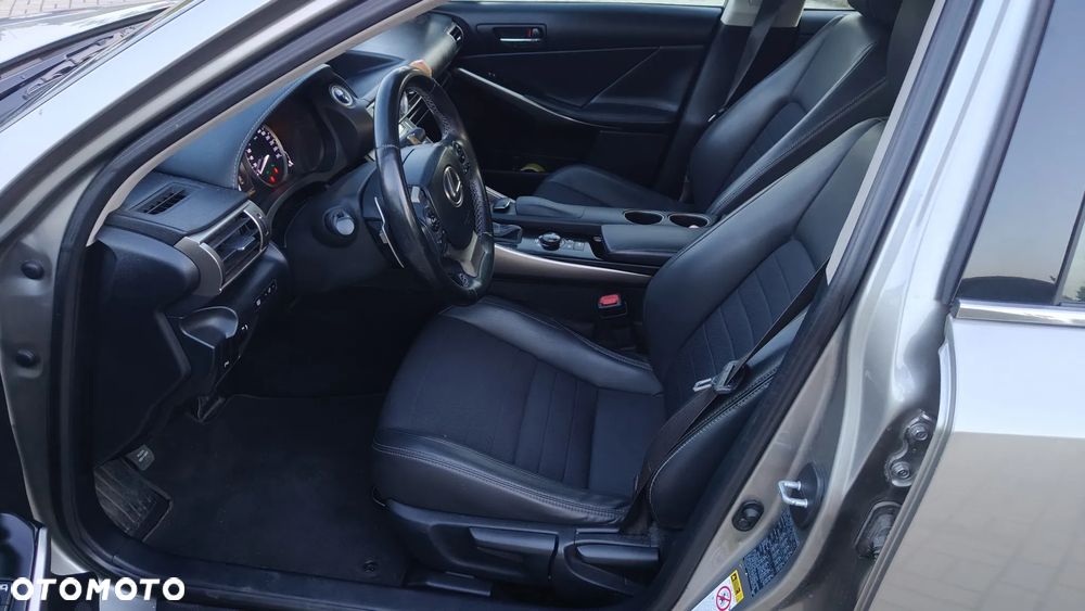 Lexus IS 300h Comfort - 9