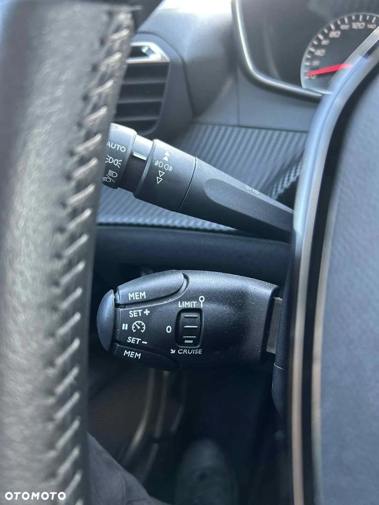 Peugeot 2008 1.2 PureTech Allure Pack S&S - 36