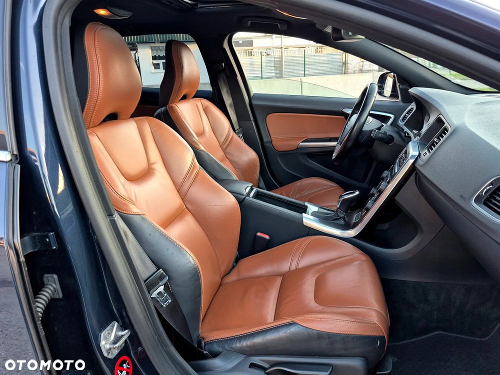 Volvo V60 D6 AWD Plug-in Hybrid R-Design Momentum - 12