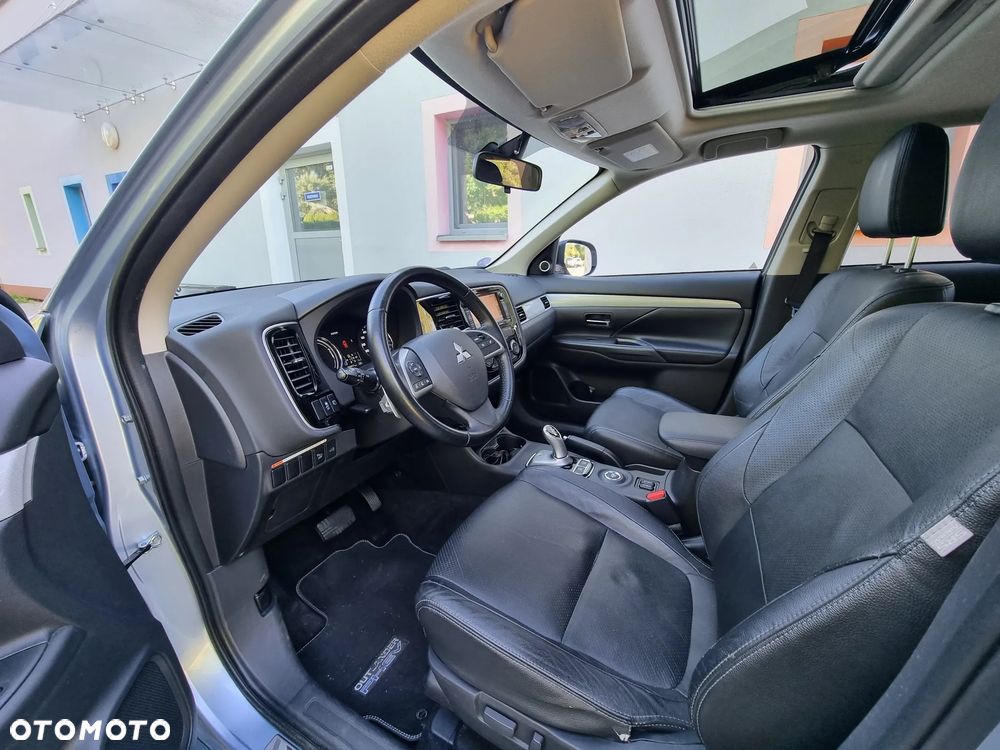 Mitsubishi Outlander Instyle NAVI + - 17