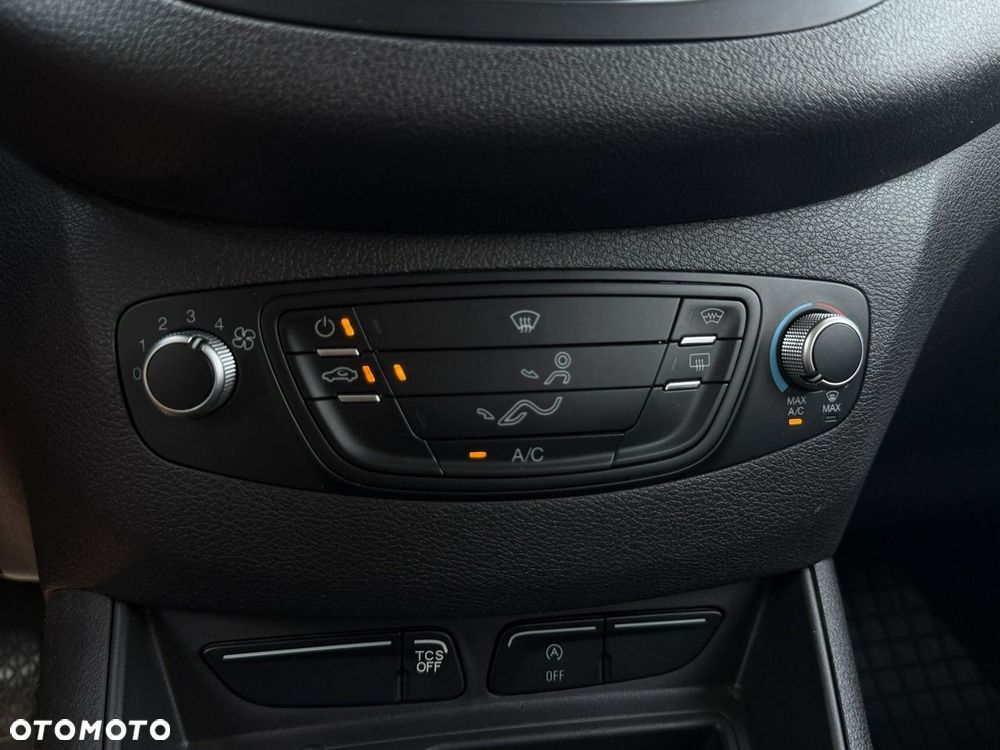 Ford Transit Courier - 26