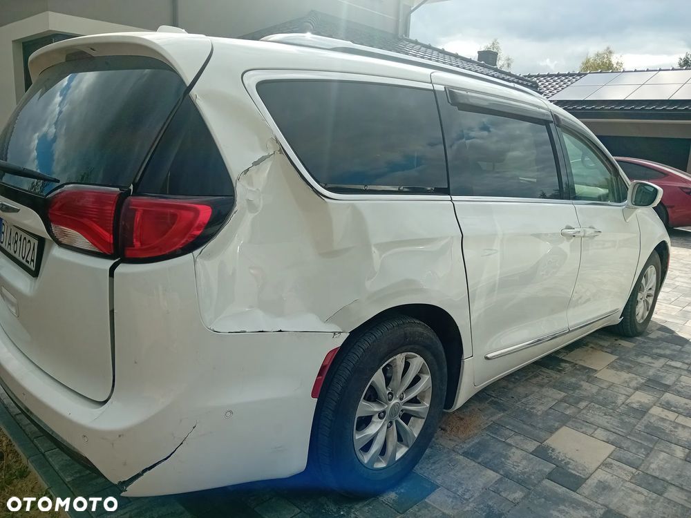 Chrysler Pacifica - 15