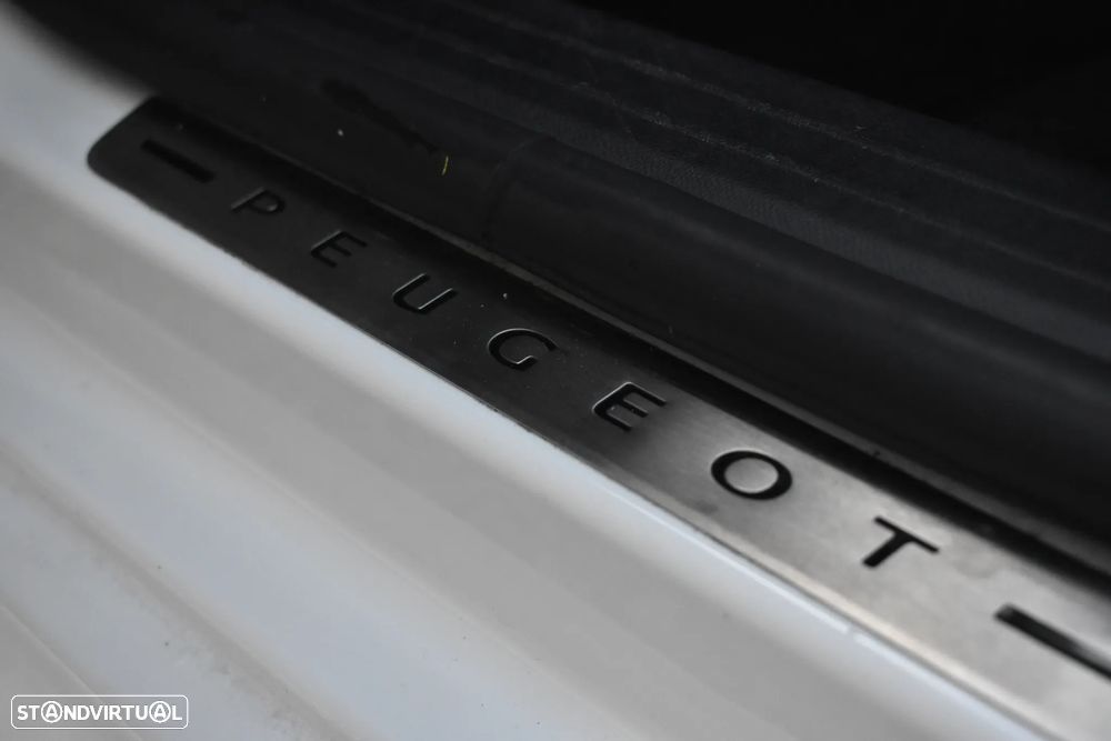 Peugeot e-208 GT - 24