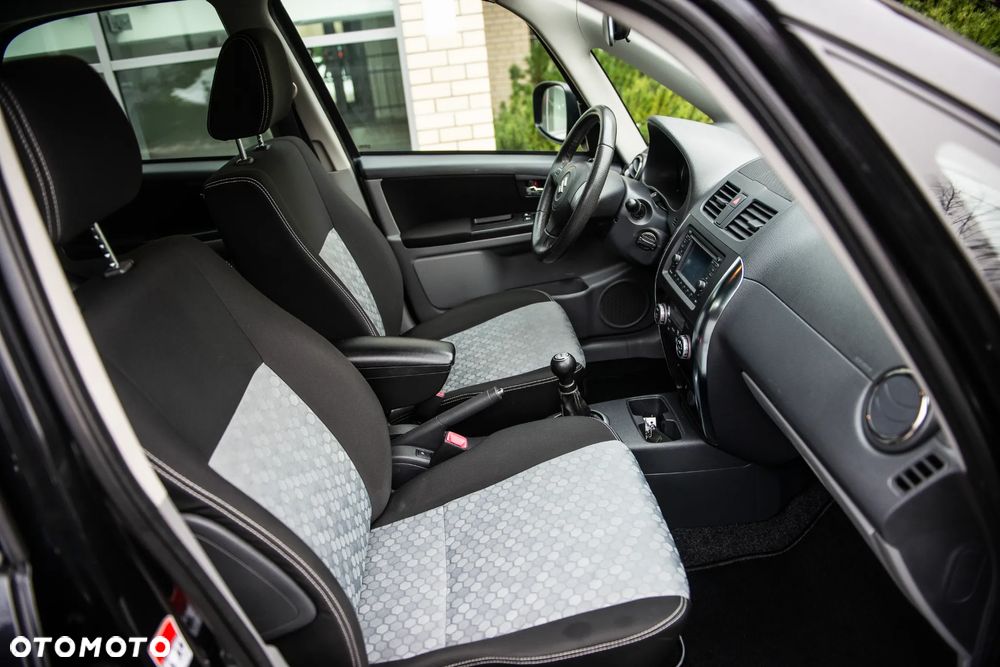 Suzuki SX4 1.6 Premium - 23