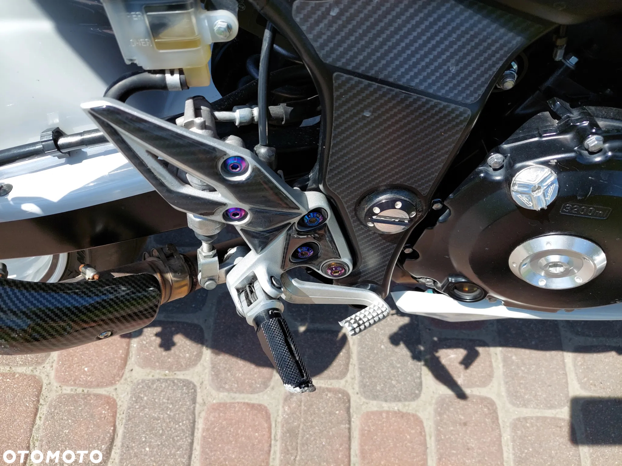 Suzuki GSR - 16