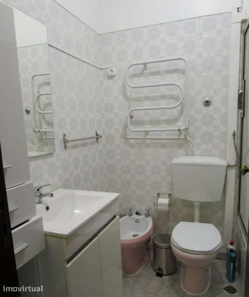 Quarto - localizado em Benfica Lisbon - Grande imagem: 3/5
