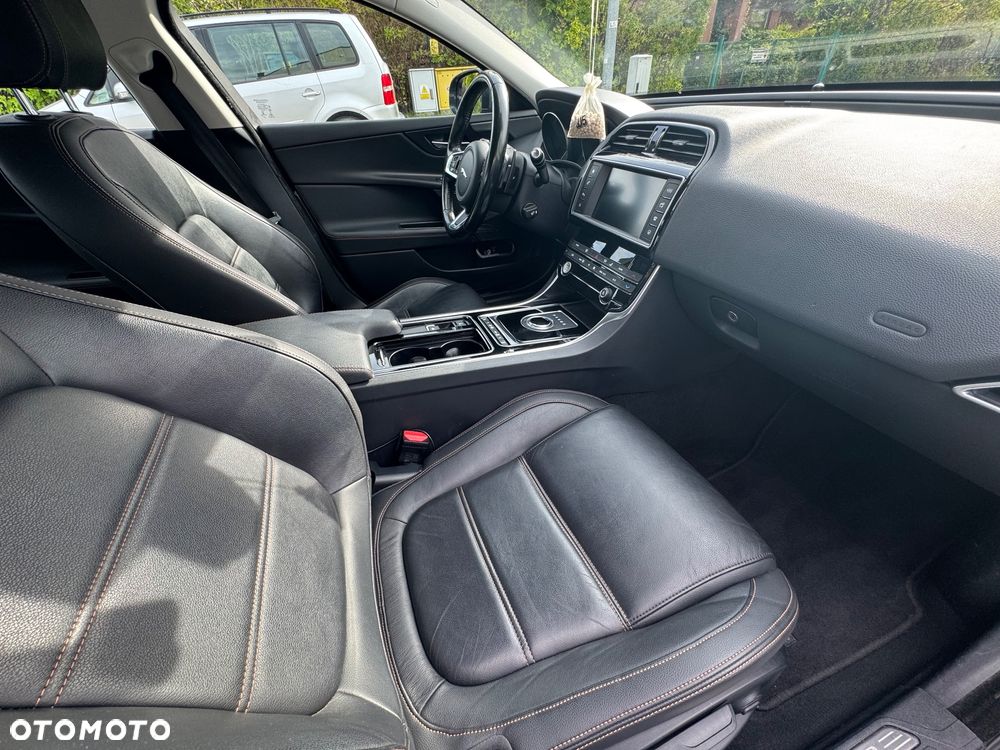 Jaguar XE 2.0 D Prestige - 9